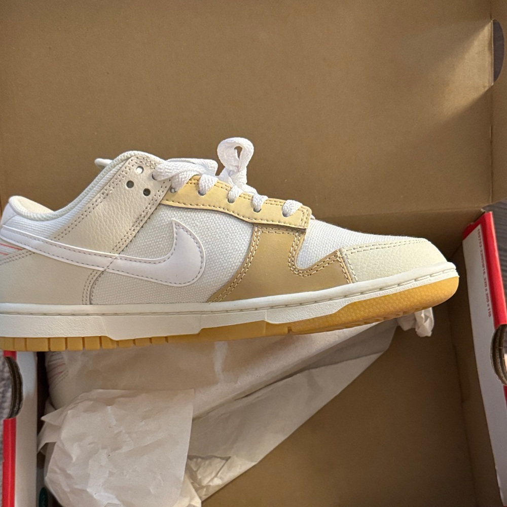 Nike dunk low SE  men’s size 8 - UNWORN